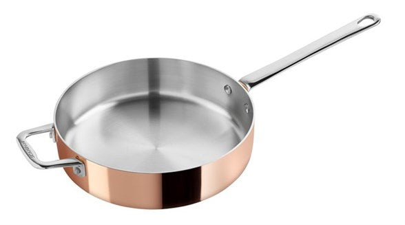 Scanpan 24 cm sauterpande i kobber med en blank rustfri ståloverflade og en lang metalhåndtag designet til induktionskogeplader