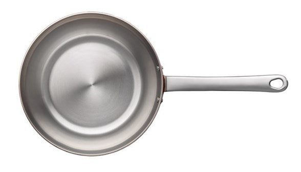 20 cm sauterpande i kobber fra Scanpan set ovenfra med en blank indvendig overflade og en lang, ergonomisk håndtag i rustfrit stål