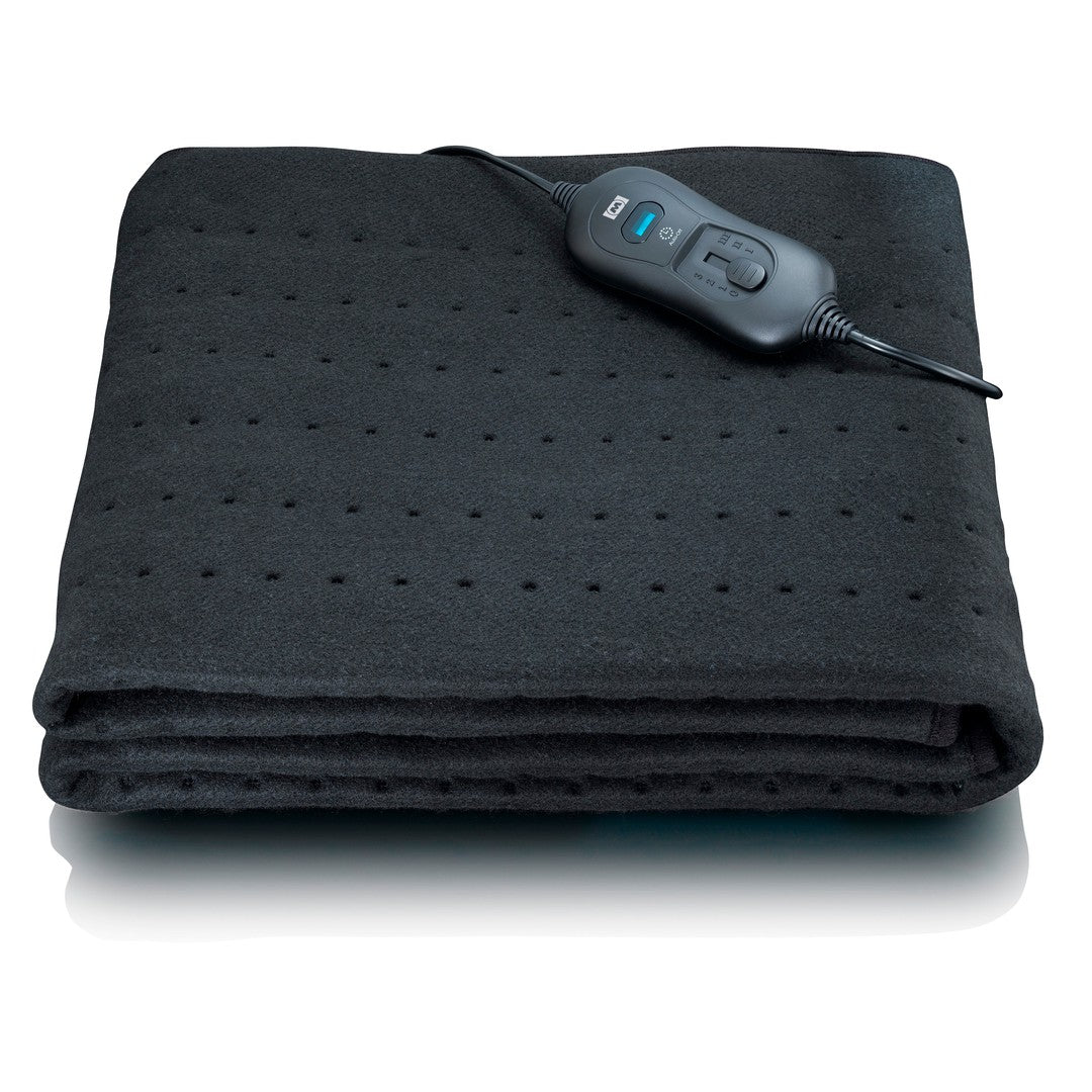 Varmetæppe i sort farve måler 80x150 cm med en tilslutningsledning og kontrolpanel til temperaturindstilling ligger foldet sammen på en hvid baggrund