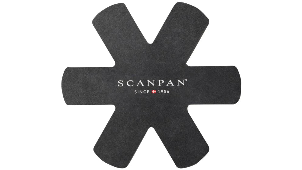 Scanpan pandebeskytter i sort med blomstermønster og logo i midten samt årstal 1956