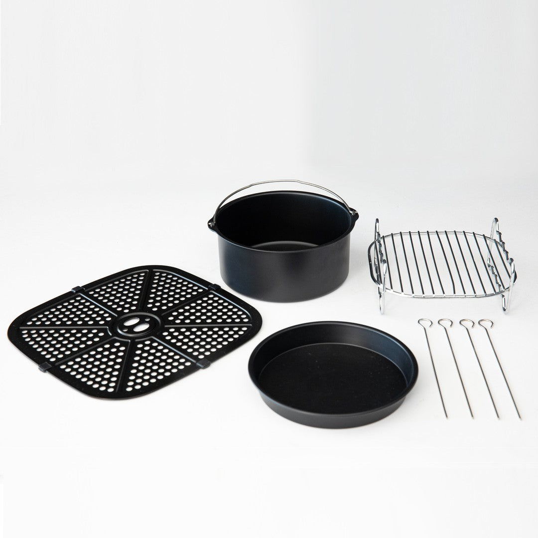 Billede af tilbehøret til Gastronoma Low fat fryer 8L som inkluderer en sort gryde med håndtag en perforeret bageplade en grillrist en rund bageform og fire metalspyd