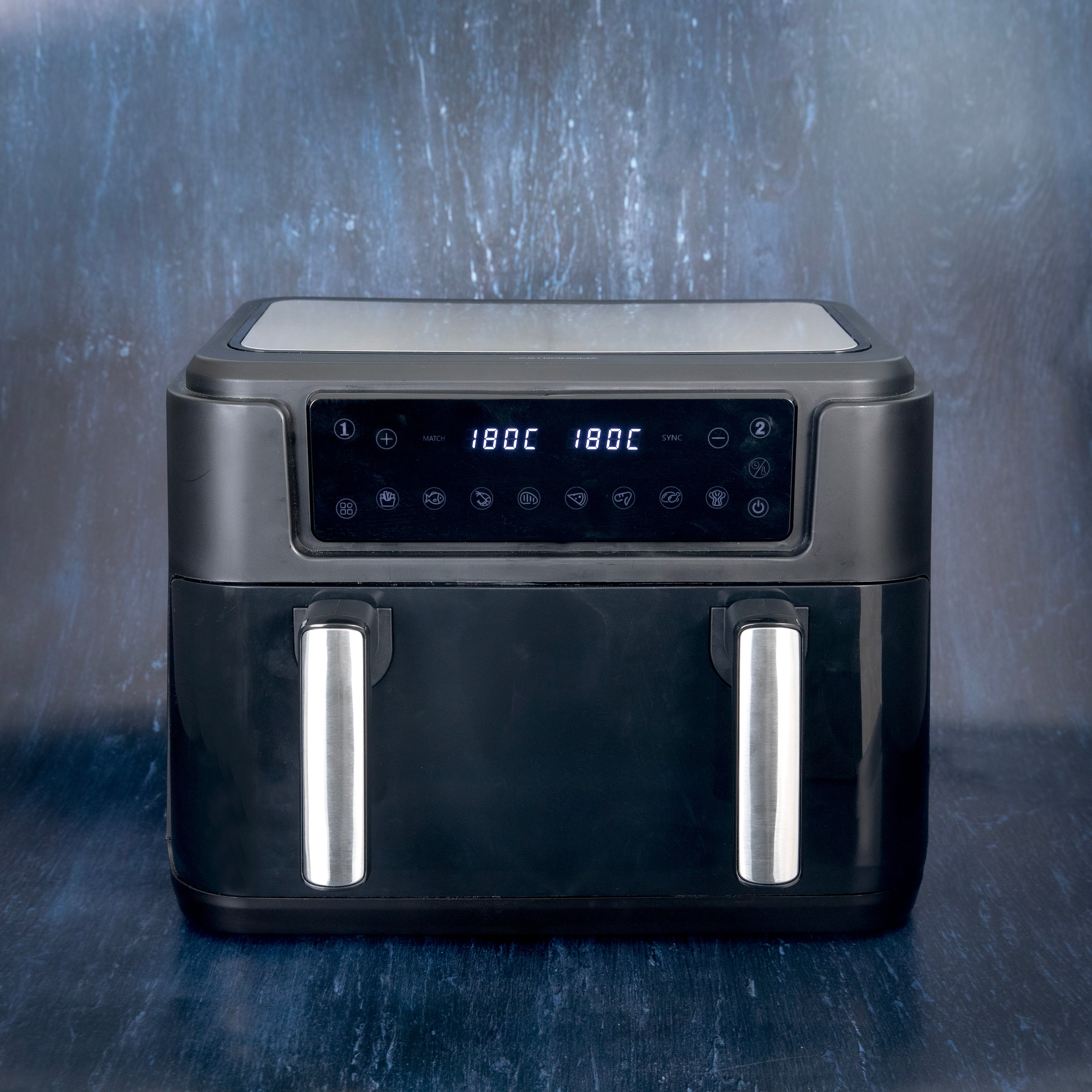 Gastronomas dual zone air fryer i sort med en kapacitet på 10 liter og digitalt kontrolpanel med temperaturindstillinger op til 180 grader og to gryder med metalknapper på forsiden