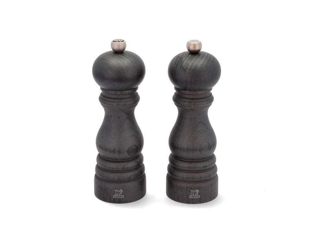 Peugeot Paris salt- og peberkværnsæt i grafit med en højde på 18 cm bestående af to elegante kværne med en bølgede form og rund top i mørkt træ