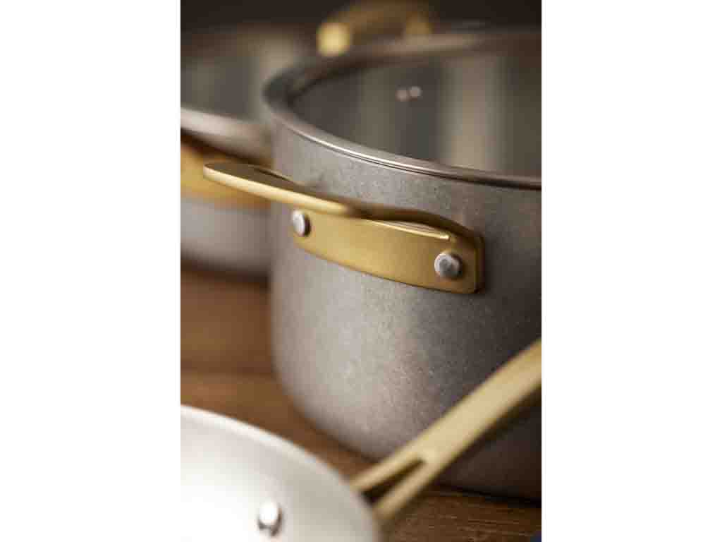 Køkkenredskab Pillivuyt Gourmet Durance gryde med låg i stål med en diameter på 24 cm og en kapacitet på 5 liter angivet i et tæt billede der viser gryden med et guldfarvet håndtag og delikate detaljer