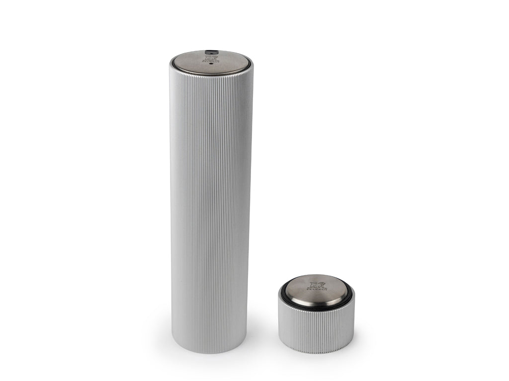 Produktbillede af Peugeot Line Proptrækker og folieskærer i aluminium størrelsen 5,5 x 27 cm præsenteret i to varianter en høj, slank model og en mindre rund model begge med ribbet overflade og blændende finish.