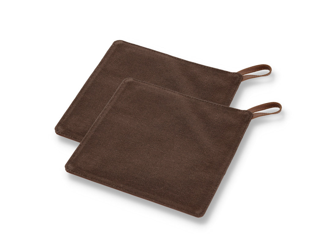 To sæt brune grydelapper fra Pillivuyt med målene 20,5 x 20,5 cm hver. Grydelapperne har praktiske håndtag til ophængning og er designet til at beskytte hænderne mod varme genstande.
