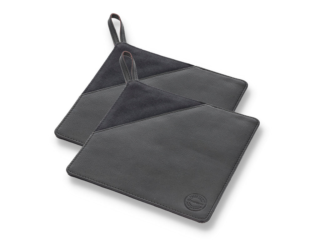 Pillivuyt Gourmet Grydelap sort sættet indeholder to grydelapper med en størrelse på 20,5 x 20,5 cm lavet af slidstærkt materiale der giver god varmebeskyttelse og et stilrent design med en kombination af glat og struktureret overflade