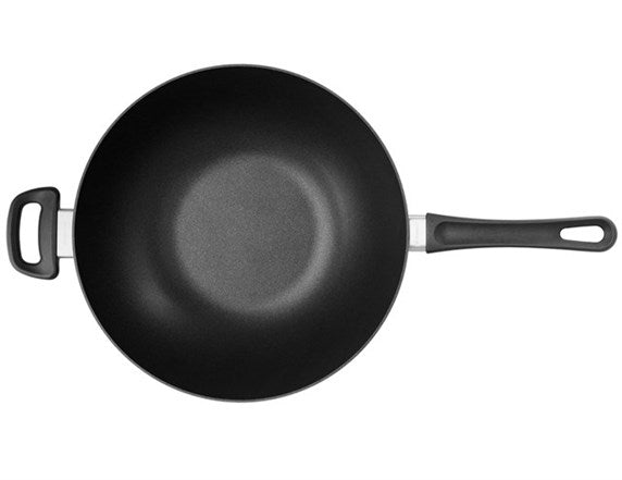 Scanpan Classic 32 cm wok set fra oven med sort non-stick belægning og grå ergonomisk håndtag