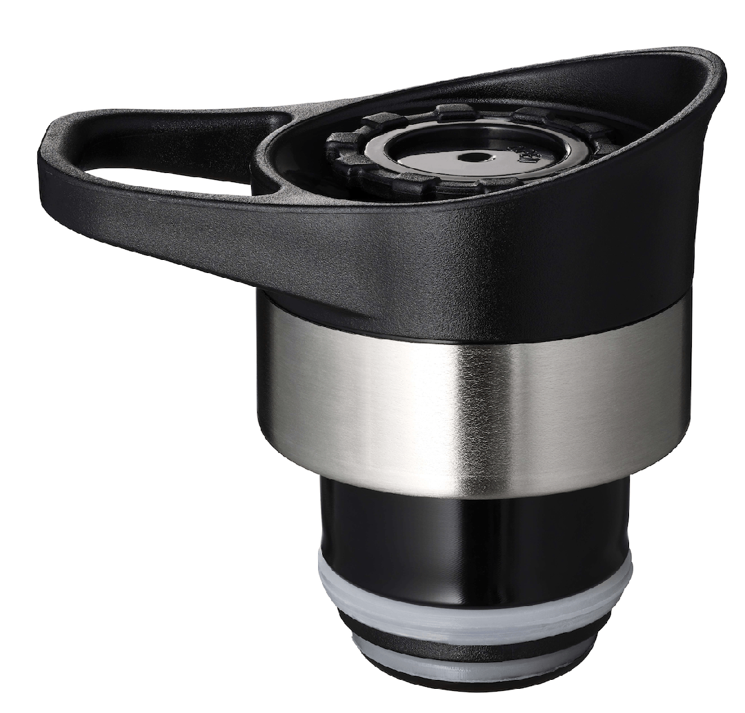 Scanpan TO GO Push & sip låg i stål med sort håndtag og praktisk åbning til drikning designet til at passe på en vandflaske