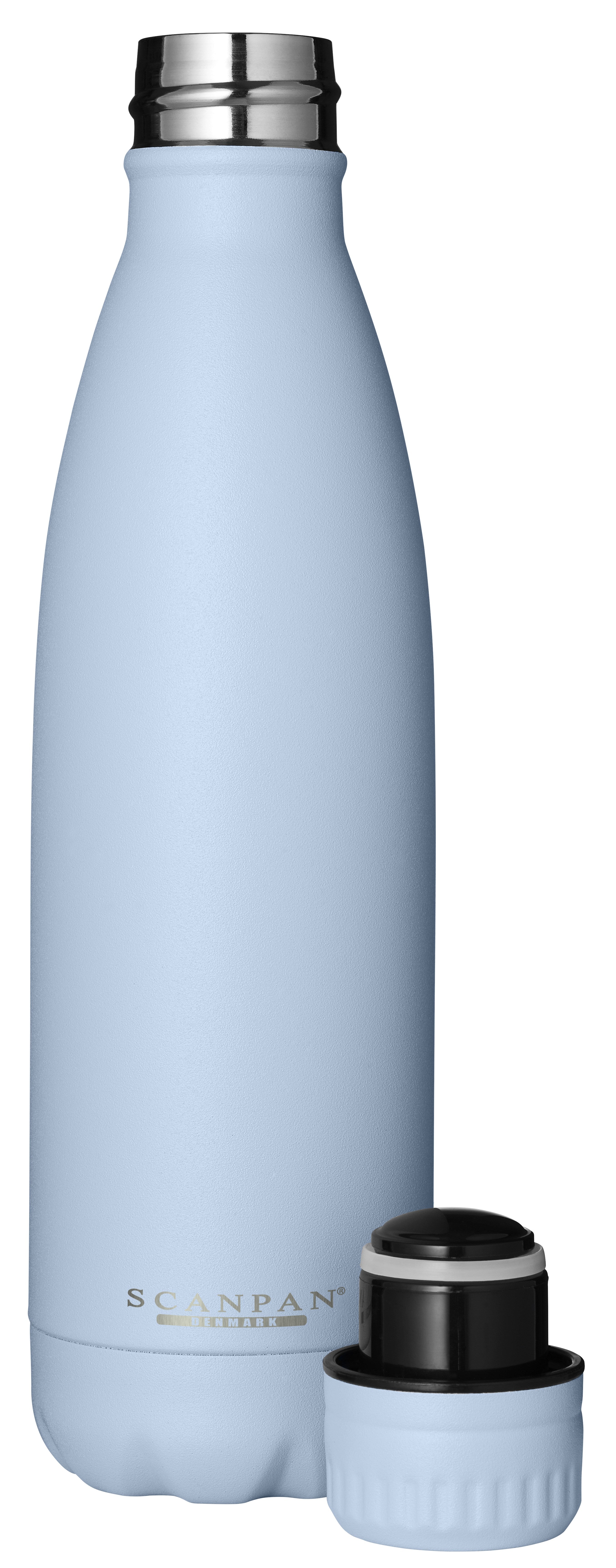 Termoflaske fra Scanpan i farven Nantucket Breeze med en kapacitet på 500 ml designet til at holde drikkevarer varme eller kolde i længere tid med en mat overflade og en skruelåg i sort og sølv.