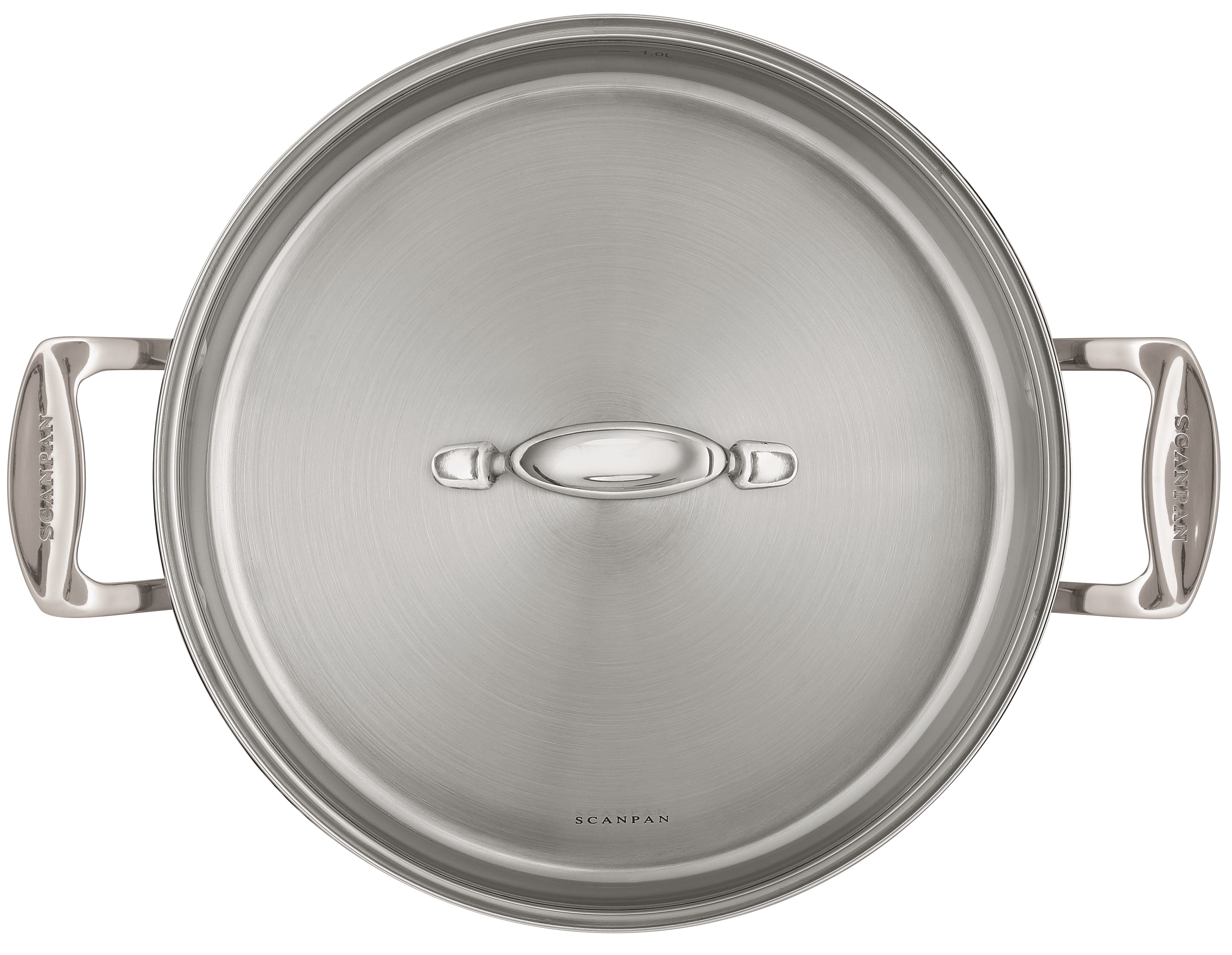 Scanpan 32 cm chefpande med låg i rustfrit stål som har en glat overflade og ergonomiske håndtag der giver et sikkert greb