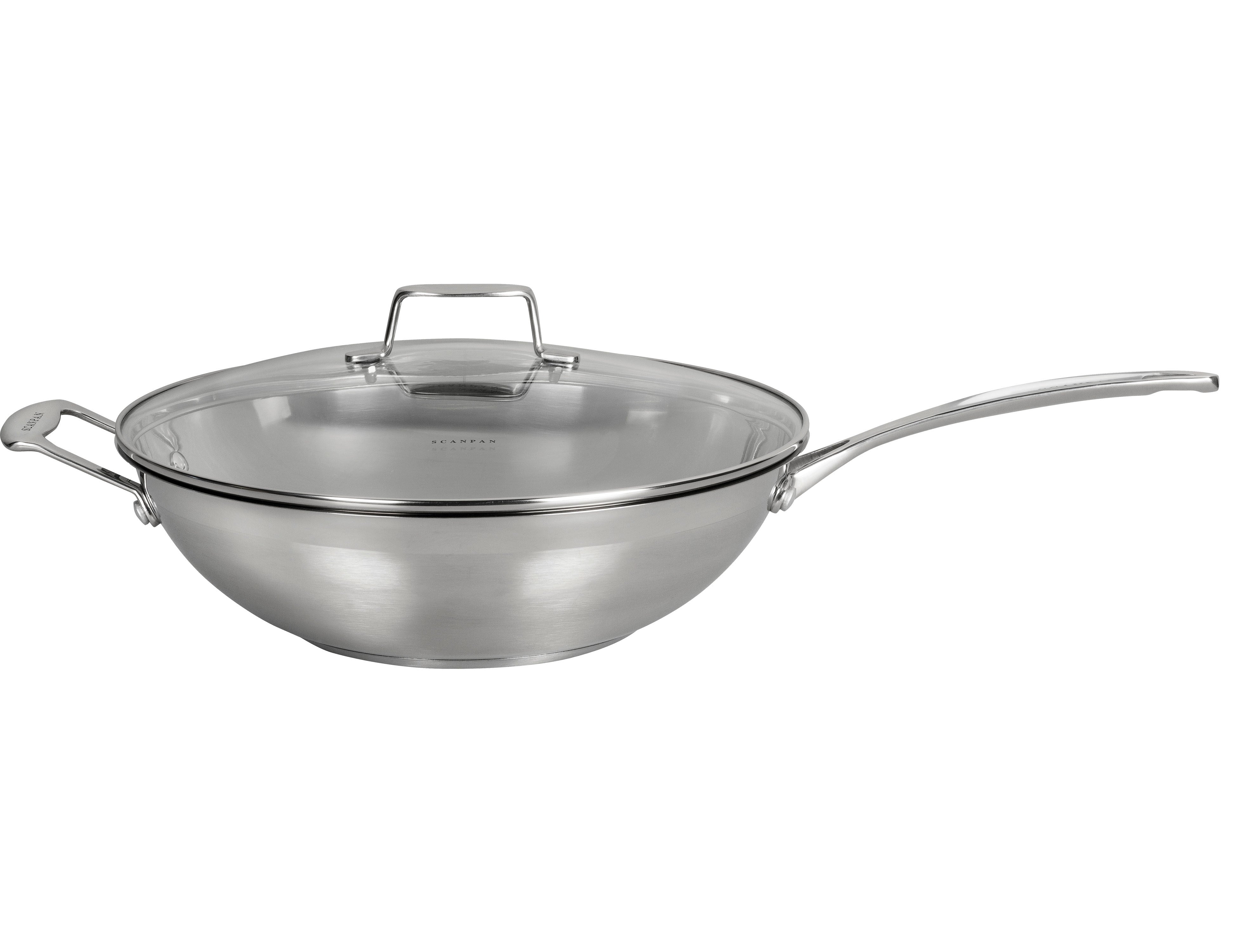 Scanpan 32 cm wok med låg i rustfrit stål med en glat overflade og ergonomisk håndtag designet til nem håndtering ideel til stir-fry og sautering af grøntsager og kød