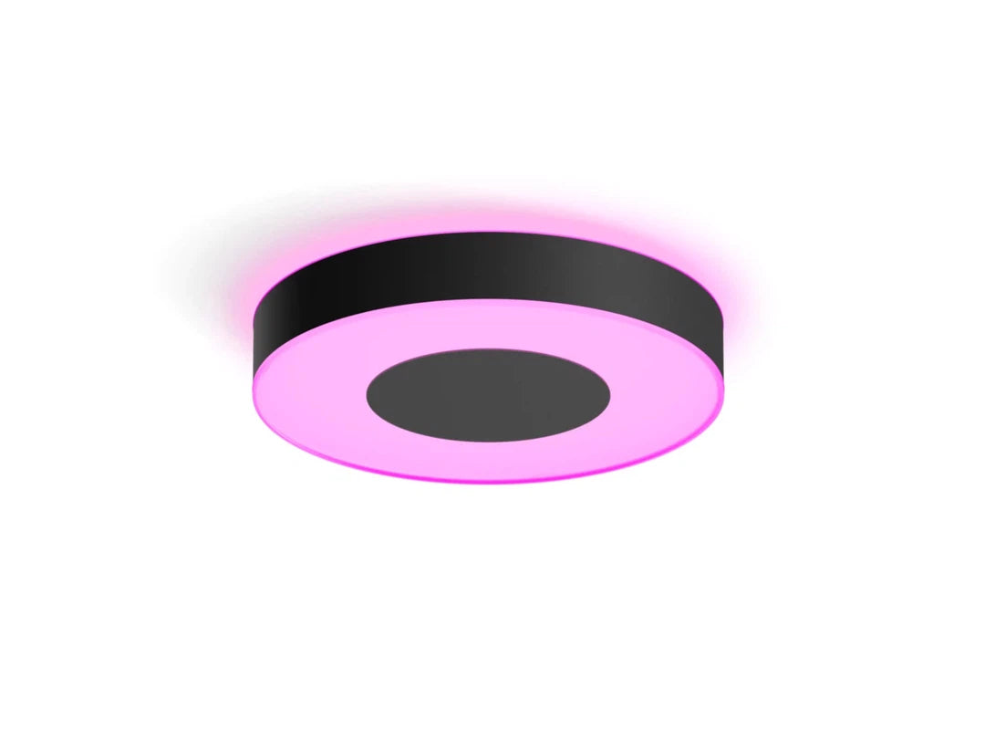 Philips Hue Infuse stor loftslampe i sort med en rund form og en lyserød lysring omkring kanten designet til at skabe stemningsfuld belysning i hjemmet