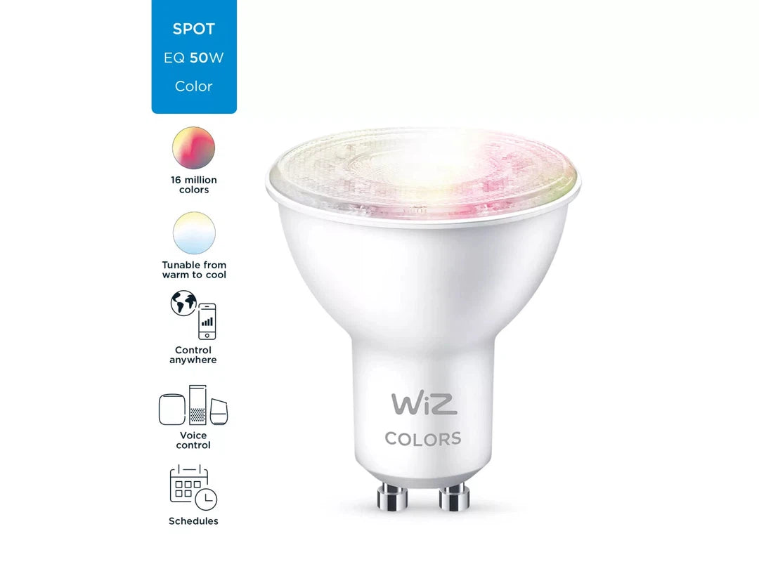 WIZ Spot 50 W PAR16 GU10 LED pære med mulighed for 16 millioner farver justerbar fra varm til kold farvetone stemmestyring og fjernstyring fra enhver placering samt tidsplanlægningsfunktioner på en hvid baggrund.