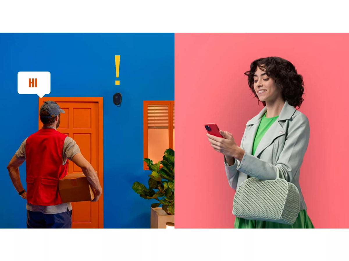 En mand i rød vest holder en kasse og står foran en blå dør mens en udendørskamera er monteret over døren En kvinde med krøllet hår i en lys jakke smiler og bruger sin telefon foran en rød baggrund