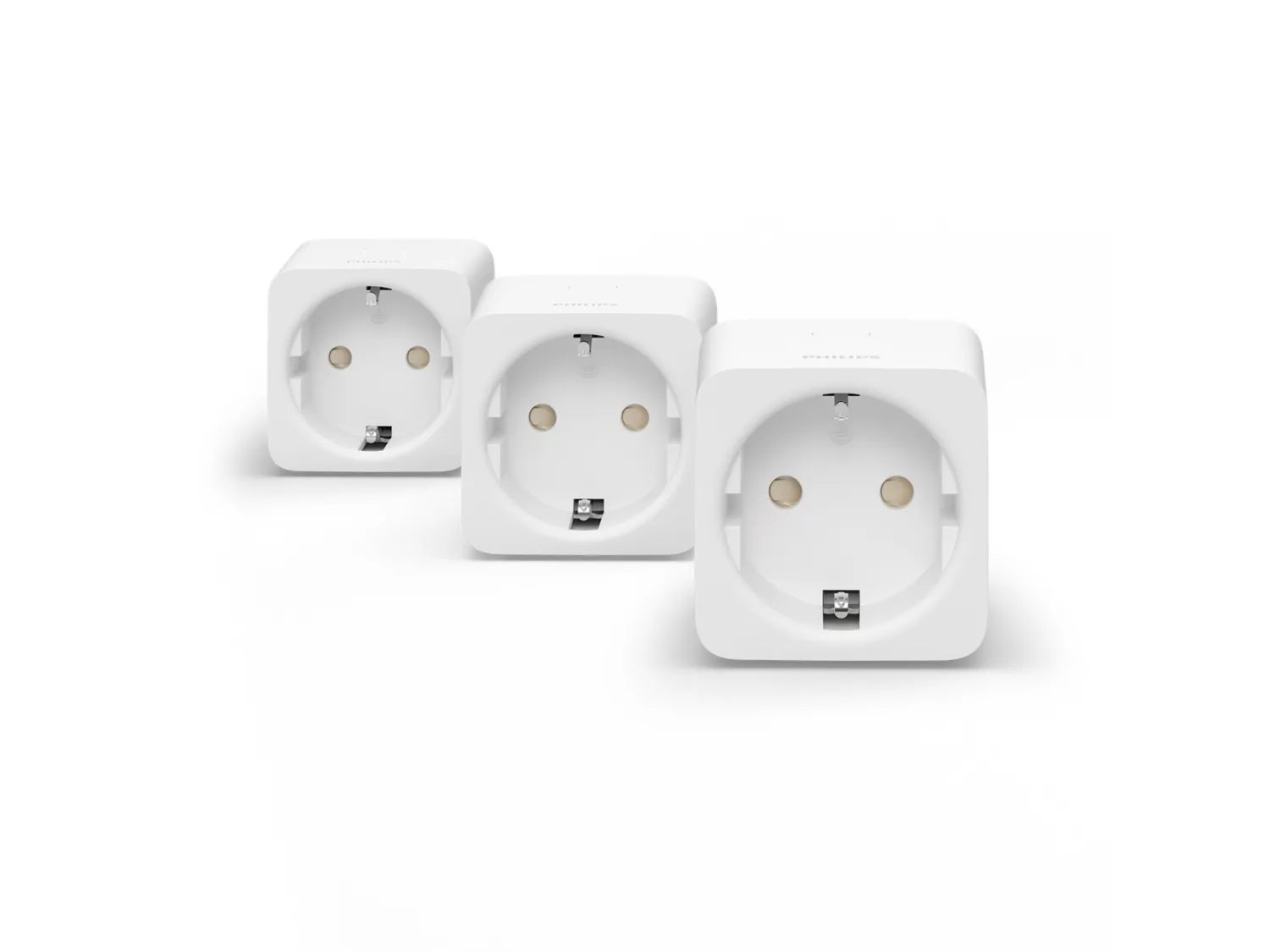 Tre Philips Hue smart plug adaptere i hvid farve, designet til at styre elektriske apparater trådløst og integrere med smart home systemer.