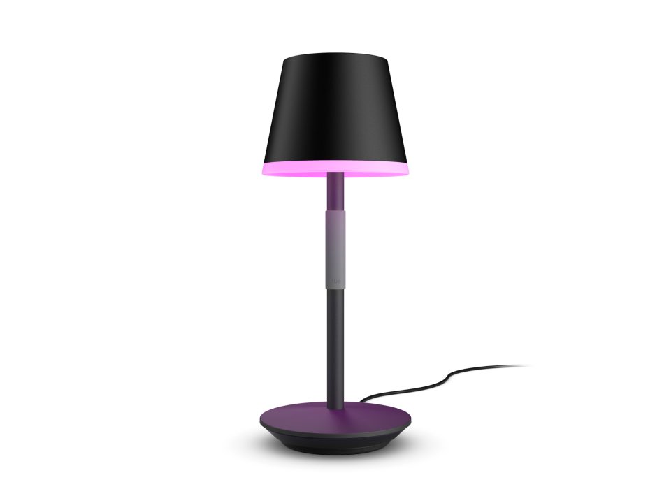 Billede af Philips Hue Go bærbar bordlampe i sort med en sort skærm og en pink lysring nederst på lampen lampens stang er grå og den rundede fod er lilla lampeledning er synlig i bunden
