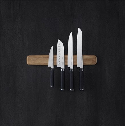 Scanpan knivmagnet i træ med fire knive i forskellige størrelser elegant præsenteret på en mørk baggrund