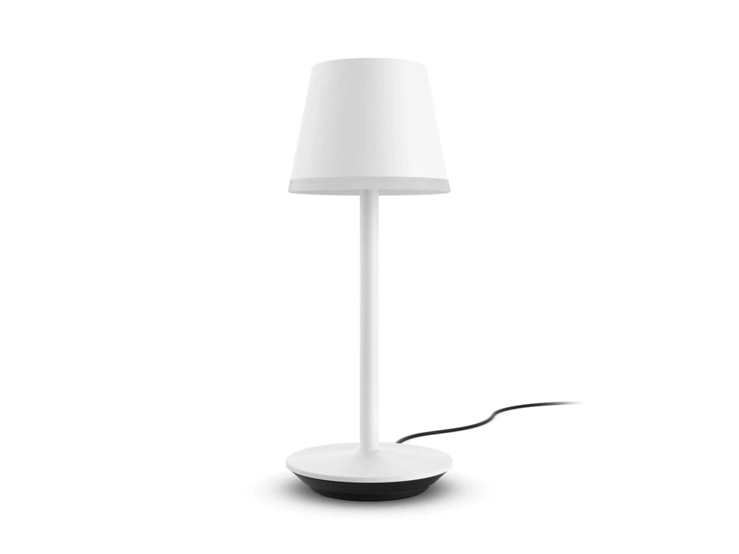 Bærbar bordlampe i hvid farve med et enkelt design og en cylindrisk skærm med slank stang og rund base