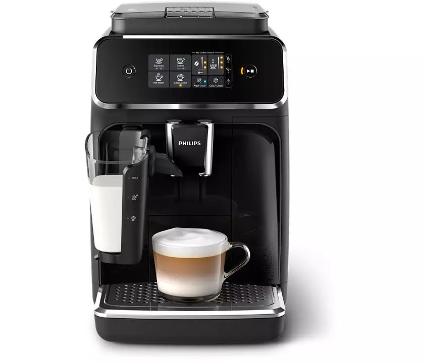 Fuldautomatisk espressomaskine Philips EP2231/40 med touchscreen betjening og en glas kop med cappuccino foran maskinen samt en mælkekande til venstre