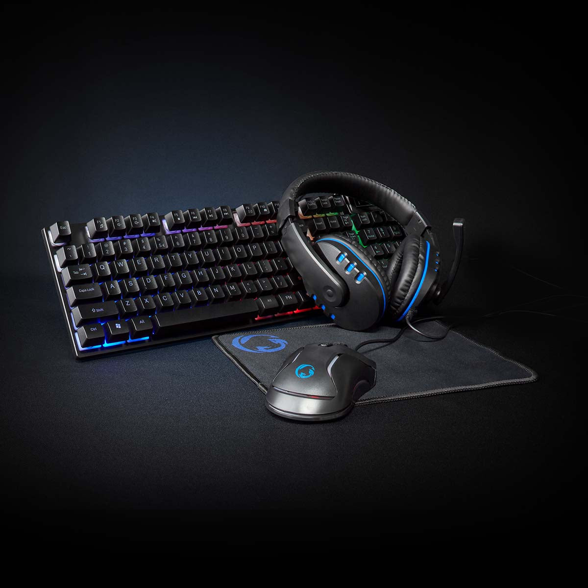 Billede af Nedis Gaming Combo Kit bestående af en sort tastatur med RGB-belysning et headset og en mus samt en musemåtte alt i sort farve designet til gamers inkluderer QWERTY tastaturlayout og er model GCK51110BKUS