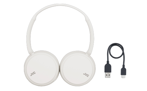 On-ear Bluetooth hovedtelefoner fra JVC i hvid med USB opladningskabel ved siden af