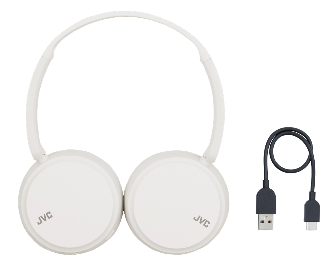 JVC HA-S36W-WU On-Ear Bluetooth hovedtelefoner i hvid farve med et sort USB-ladekabel ved siden af