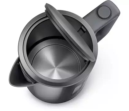 Kande i grå plast med låg, set oppefra. Indvendigt har den en blank metalbund. Håndtag til højre.