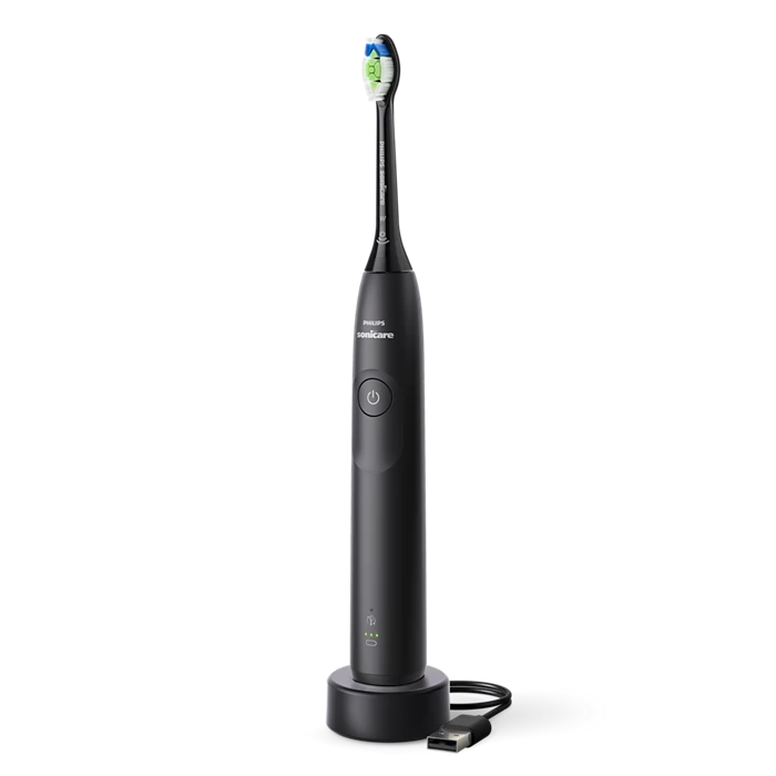Philips Sonicare 5300 genopladelig tandbørste HX7101 01 med en sort krop og en farvet børstehoveder står på en oplader med USB-ledning synlig i billedet