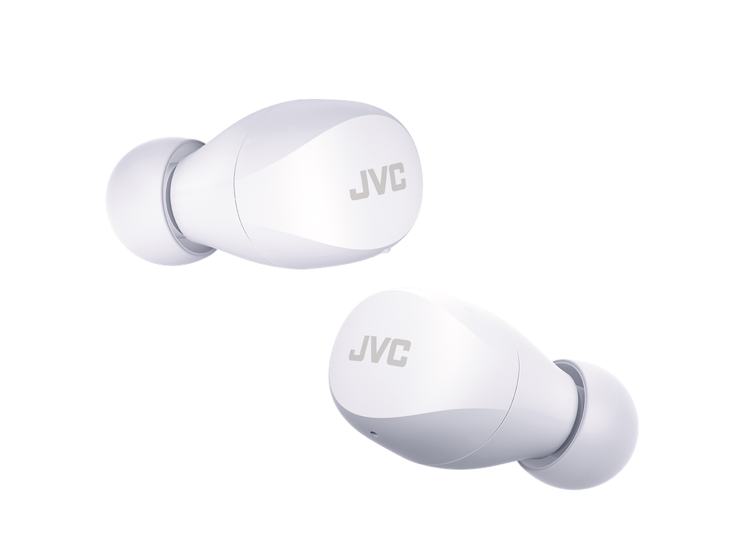 JVC HA-A6T-WU Gumy Mini True Wireless In-Ear hovedtelefoner i hvid farve præsenteret fra en vinkel der viser begge øretelefoner med JVC-logoet synligt