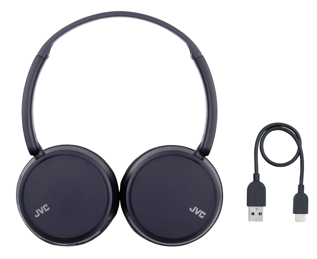 JVC HA-S36W-AU On-Ear Bluetooth hovedtelefoner i blå farve med et USB opladningskabel placeret ved siden af hovedtelefonerne