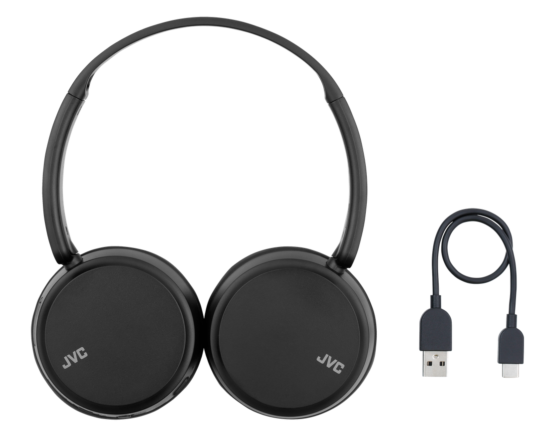 On-ear Bluetooth hovedtelefoner fra JVC i sort med rundet ørekopdesign og justerbar hovedbøjle samt medfølgende USB-kabel til opladning