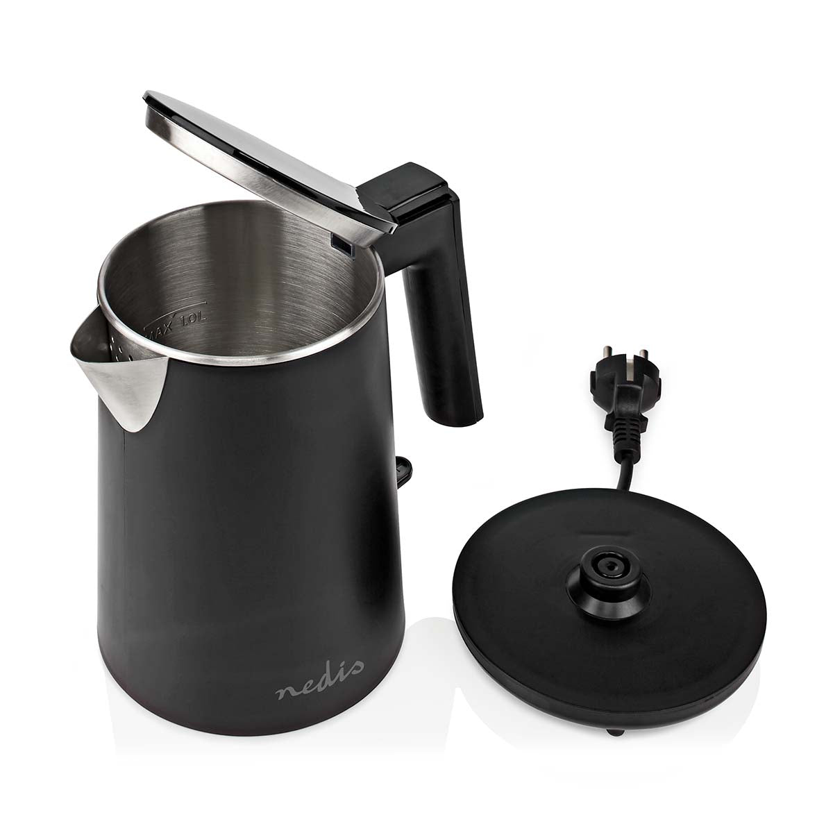 Elkedel i sort med rustfrit stål indvendigt og en hældetud, låget er åben for at vise indholdet, en sort base med stikledning ligger ved siden af.