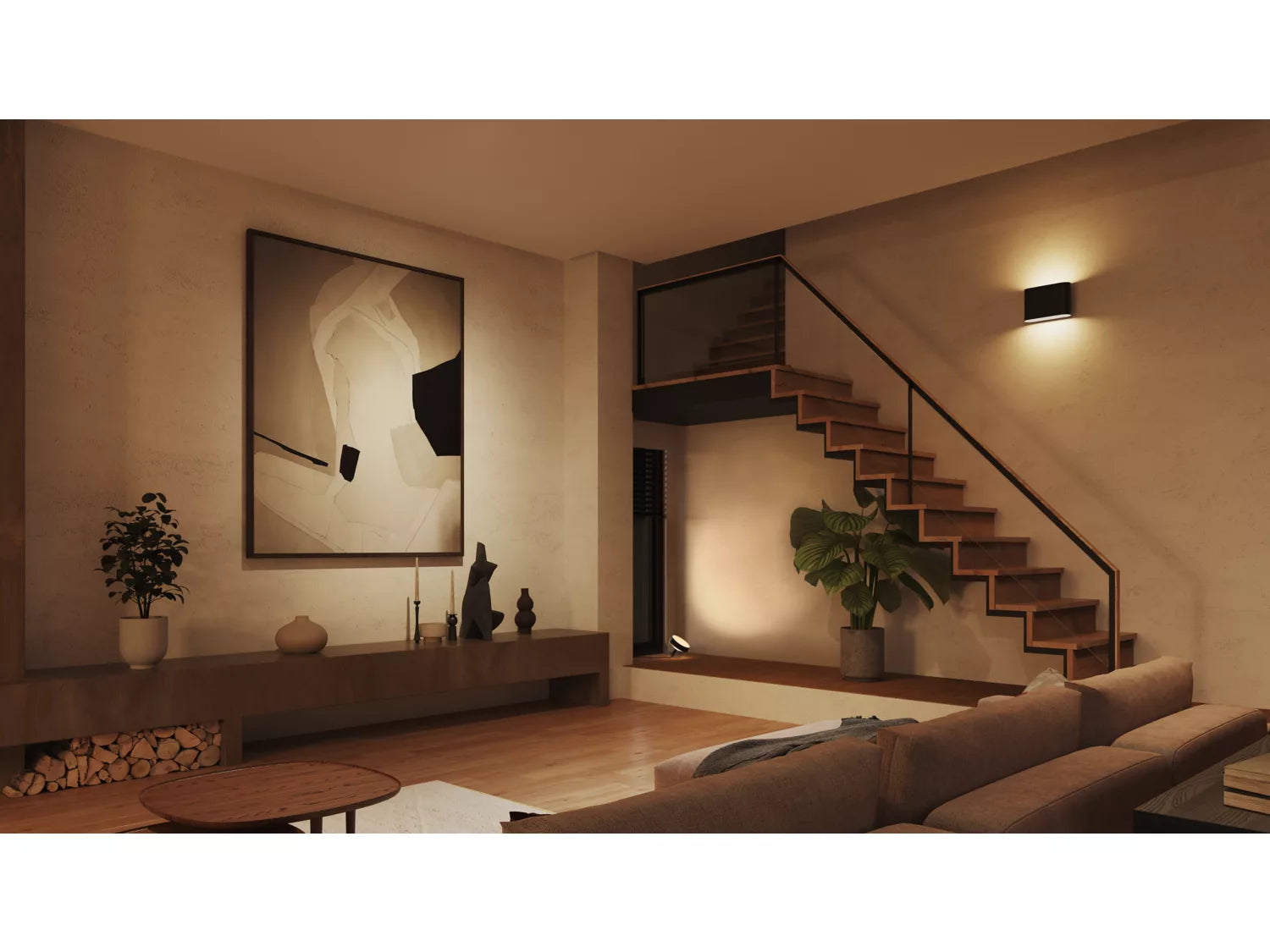 Billede af et moderne indendørs rum med en Philips Hue Dymera væglampe monteret ved trappen væggen i et stilfuldt design. Rummet har gedigne, varme nuancer og kunstværker på væggene samt plante og dekorative genstande på en lav bordplade. Trappen i træ har et gelænder i glas, og der er blød belysning der skaber en indbydende atmosfære.