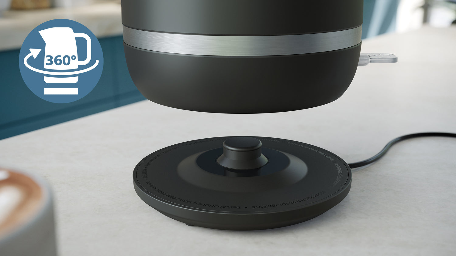 Billede af Philips HD9395/90 elkedel med dobbeltvægget design synlig på en bordplade med 360 graders roterende base og synlig stikledning