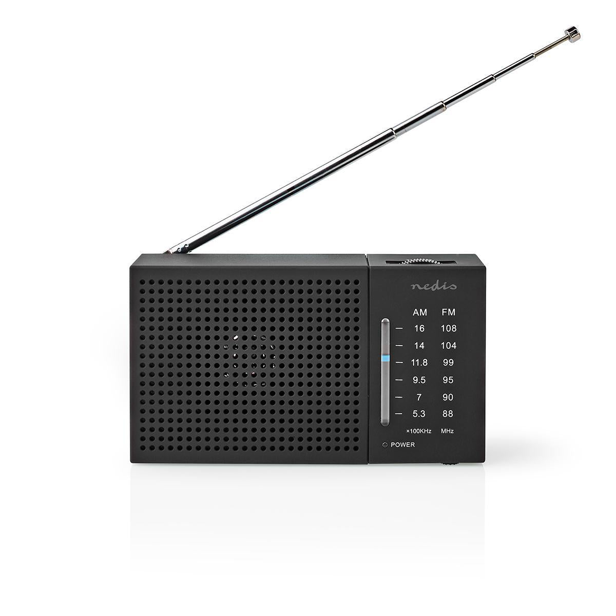 Bærbar Nedis FM-radio med analog skærm i sort farve og hvid baggrund med indikation af frekvenser for AM og FM samt antenne og hovedtelefonudgang designet til brug med batteri og en effekt på 1.5 W IP20 klassificering