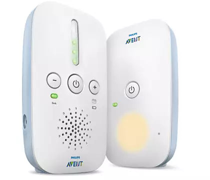 Philips Avent SCD503/26 Babyalarm DECT Essential med to enheder i hvid og lyseblå farve enheden til venstre har knapper til lydkontrol og belysning enheden til højre har en statuslampe der lyser når alarmerne er aktive