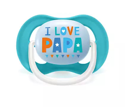 Sutt med teksten I love papa i farverige bogstaver på en hvid baggrund og en blå suttehalvdel designet til børn i alderen 6-18 måneder