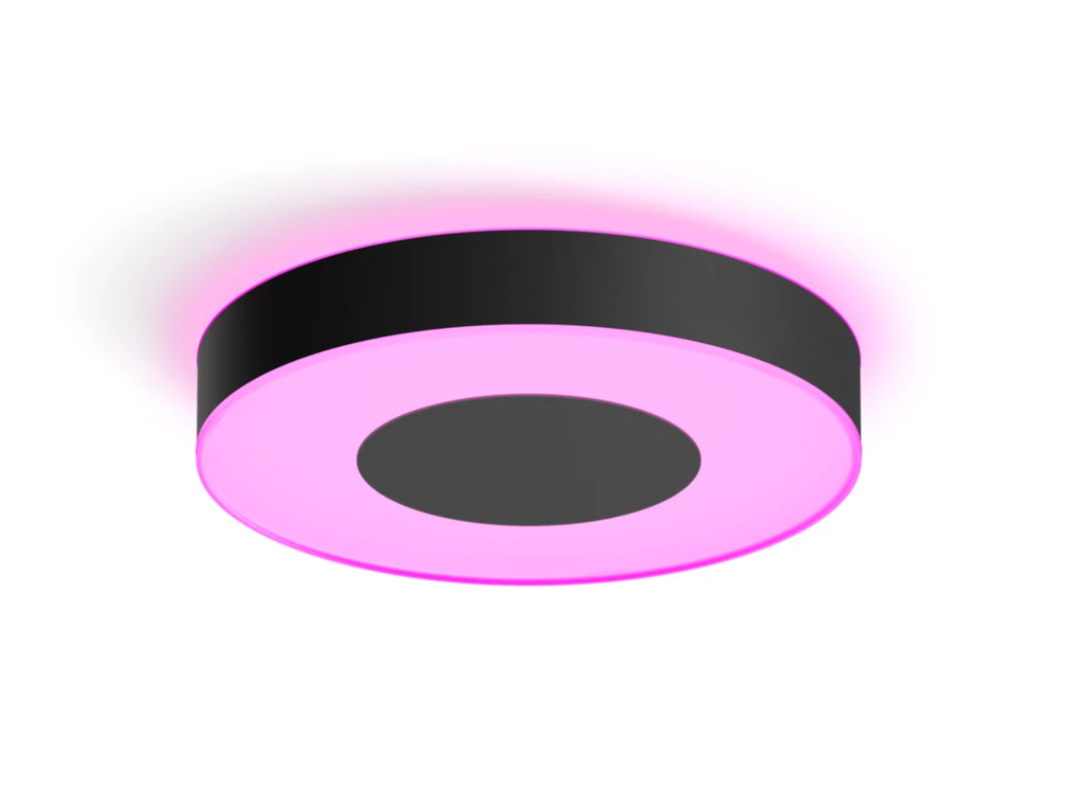 Philips HUE Infuse medium loftlampe i sort med en diameter på 38 cm og en cirkulær form der udsender rosa lys fra kanten