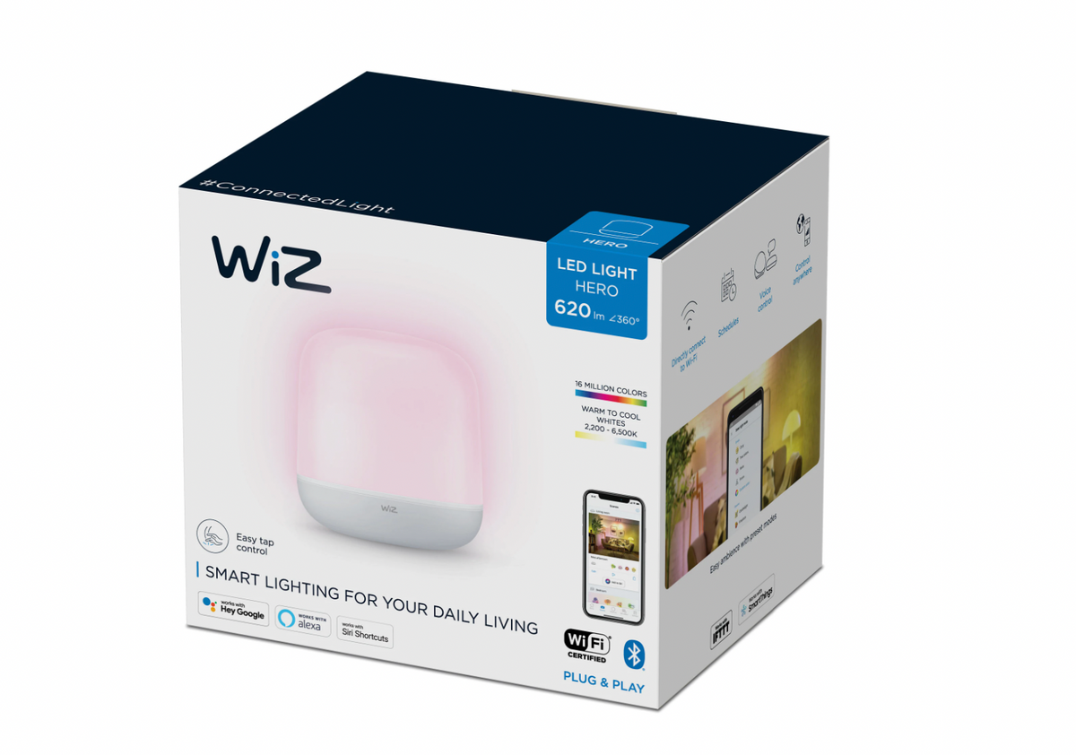Billede af emballagen til WIZ Hero bordlampe med illustration af lampen og oplysninger om dens funktioner inklusive LED lys med 620 lumen, 16 millioner farver og mulighed for WiFi forbindelse samt stemmestyring