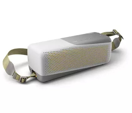 Philips TAS7807W/00 trådløs højttaler med IP67 støv- og vandtæt design, præsenteret fra siden med en bæresnor, der giver mobilitet og anvendelighed i udendørs omgivelser