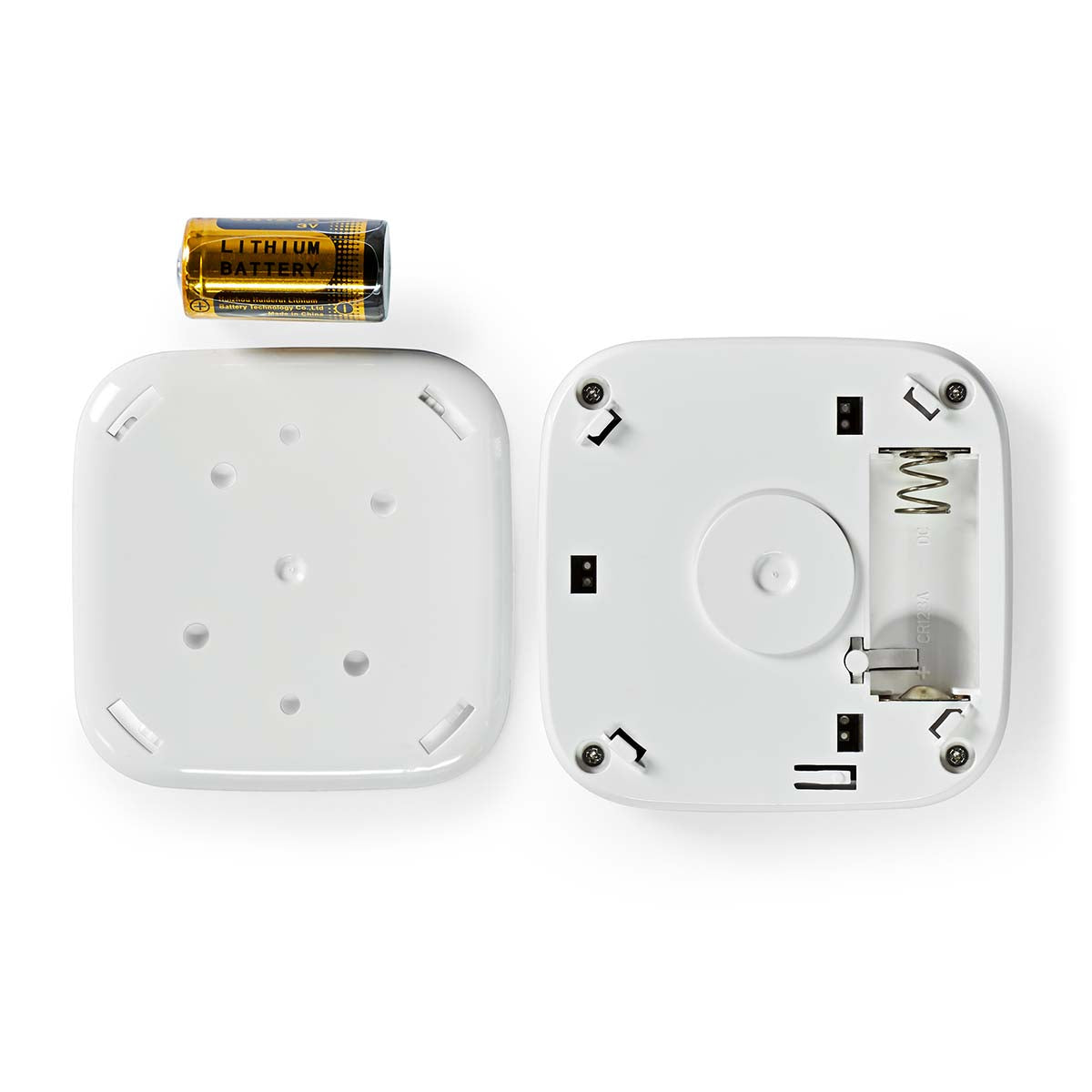 Nedis WIFIDS20WT SmartLife røgalarm med et lithiumbatteri der ligger ved siden af en hvid bagplade og en synlig batteriåbning