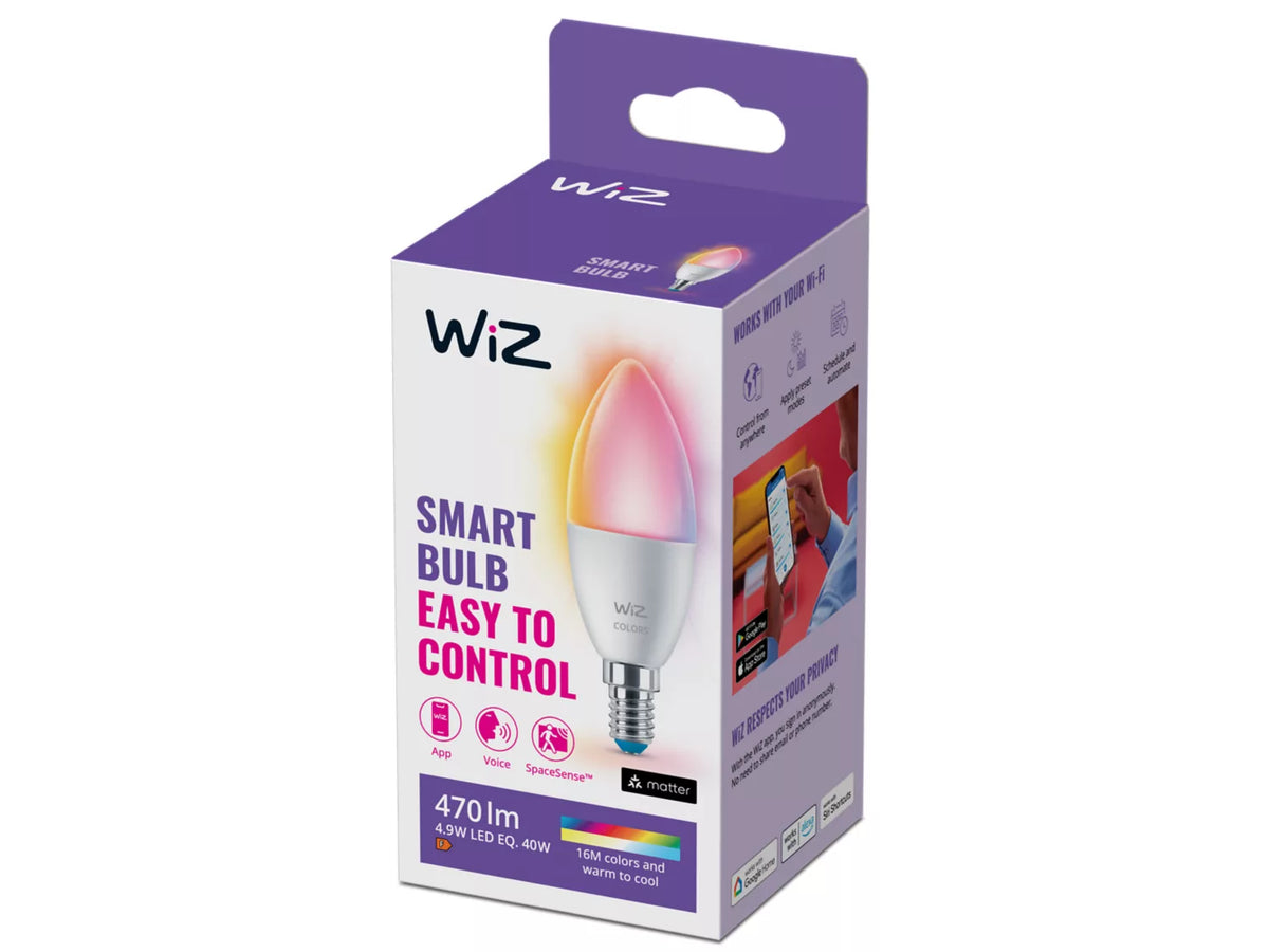 Smart pære WIZ Kerte 40 W C37 E14 med farveskift og fjernbetjening via app og stemme kontrol pakket i farverig emballage der fremhæver funktioner som nem installation og kompatibilitet med Wi-Fi