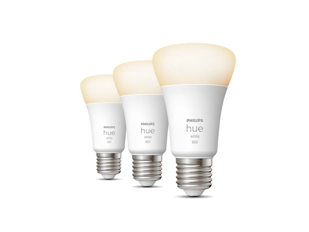 Tre PHILIPS HUE A60 E27 pærer med 800 lumen i et sæt, designet til at levere varmt hvidt lys, ideelt til hjemmebelysning.