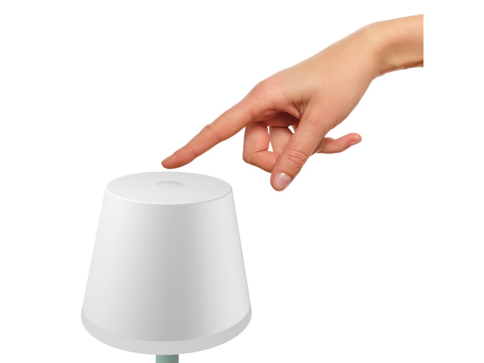 Hvid Philips Hue Go bærbar bordlampe med en hånd, der trykker på lampens top