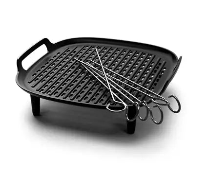 Grillplade til Philips HD9959/00 Airfryer med smarte håndtag og sæt af grillspyd i rustfrit stål på en sort bund