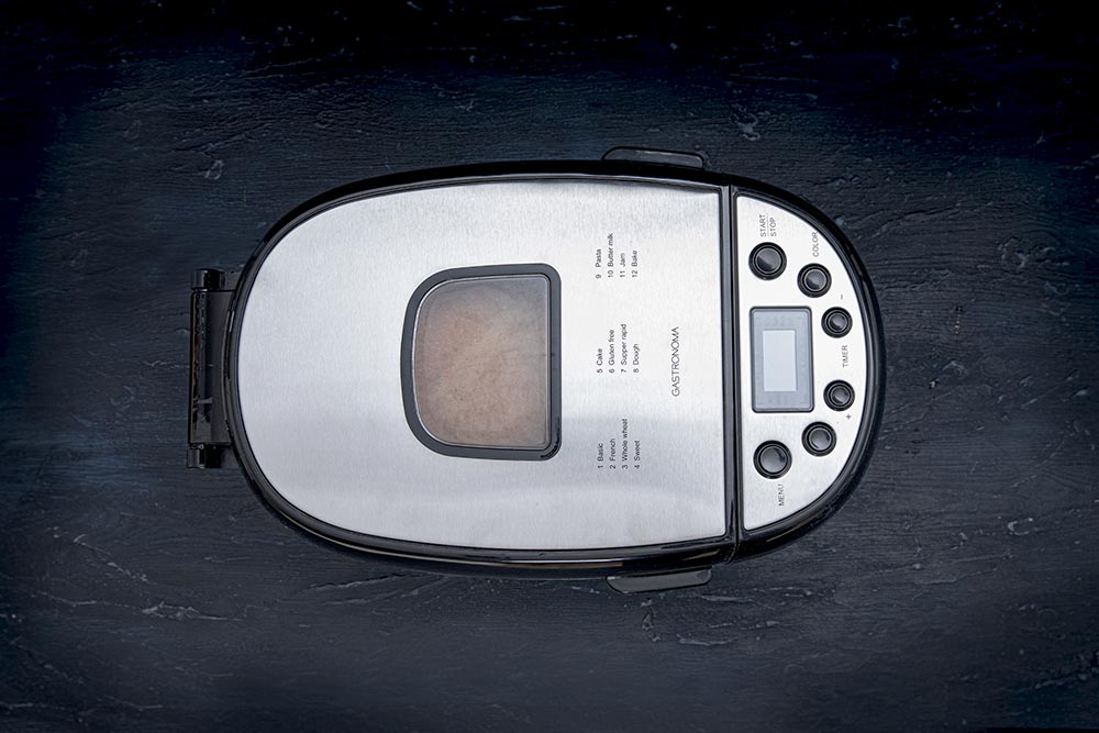 Bagemaskine fra Gastronoma vejer 1,35 kg og har en sort finish samt en række knapper og et digitalt display placeret på toppen af en oval enhed.