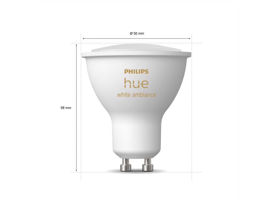 Philips Hue White Ambiance GU10 pære set fra siden med mål af diameter 50 mm og højde 58 mm samt produktnavn i guldprint på hvid overflade