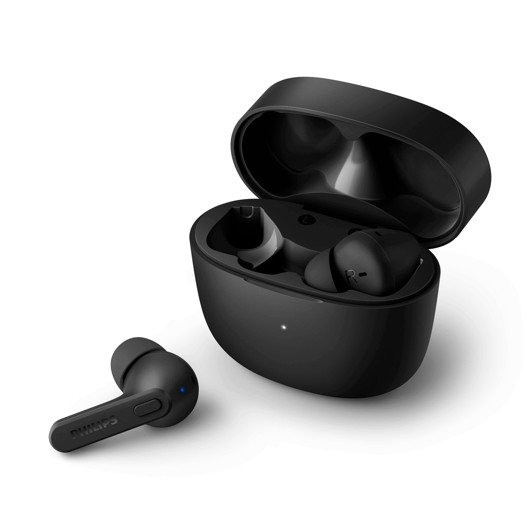 Philips TAT2206BK/00 True Wireless hovedtelefoner i sort farve med et åbent etui der viser hovedtelefonerne indeni samt en hovedtelefon der ligger ved siden af etuiet