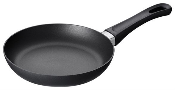28 cm stegepande fra Scanpan i klassisk induktionsdesign med en glat, sort belægning og et ergonomisk håndtag for optimal komfort og kontrol